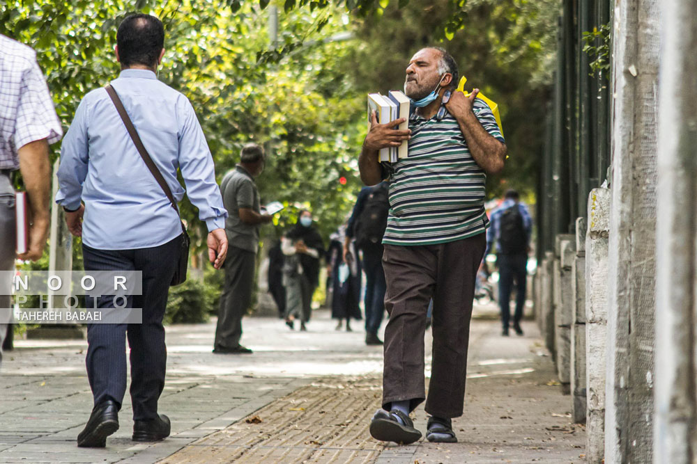 عبور نابینا در معابر خیابان انقلاب تهران